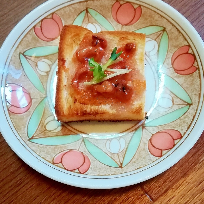 イカの塩辛とかいわれ大根のトースト☆バター風味